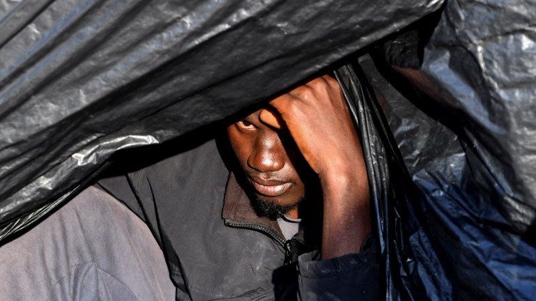 Fotky z centra migrace: „Jsme jen pár kilometrů od Evropy,“ zní v Tunisku